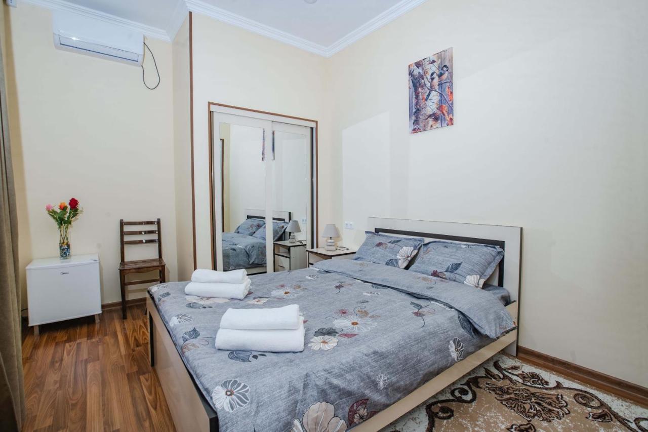 Telav Holl Hotel Telavi Bagian luar foto