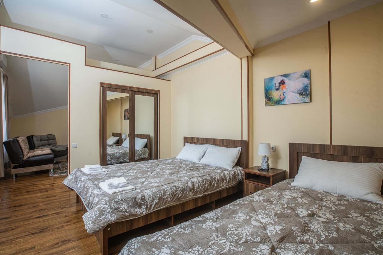 Telav Holl Hotel Telavi Bagian luar foto