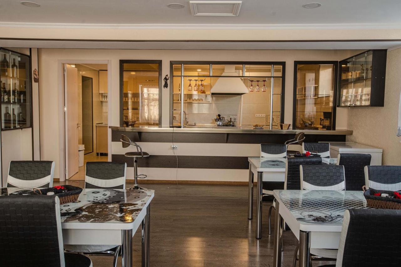 Telav Holl Hotel Telavi Bagian luar foto