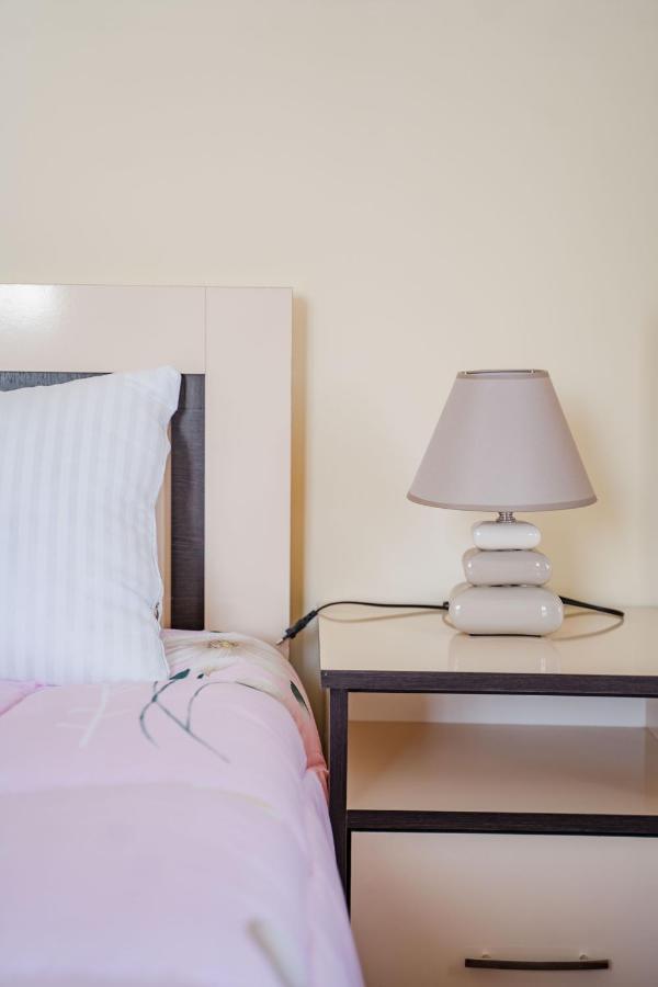 Telav Holl Hotel Telavi Bagian luar foto