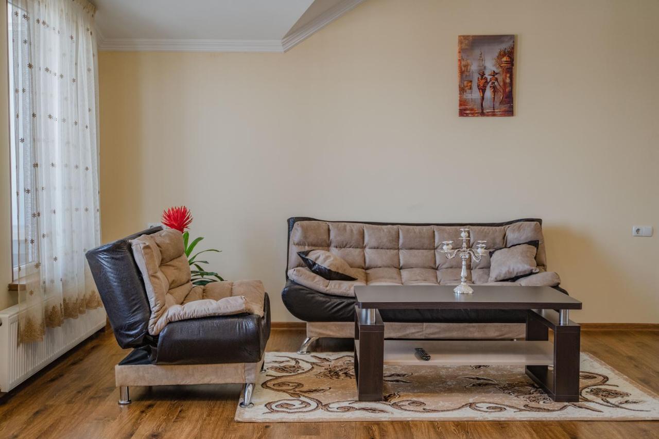 Telav Holl Hotel Telavi Bagian luar foto