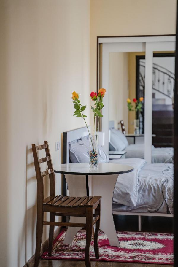 Telav Holl Hotel Telavi Bagian luar foto