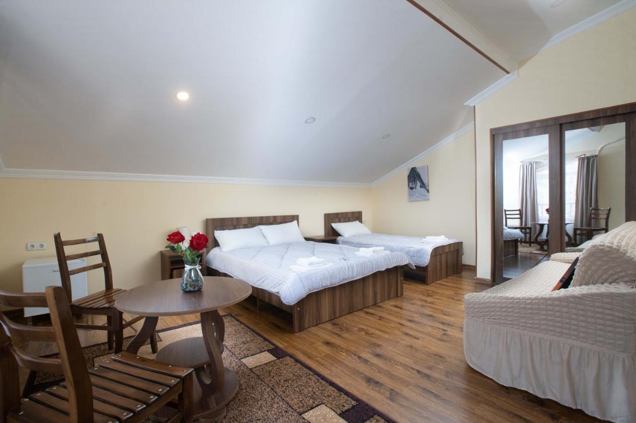 Telav Holl Hotel Telavi Bagian luar foto