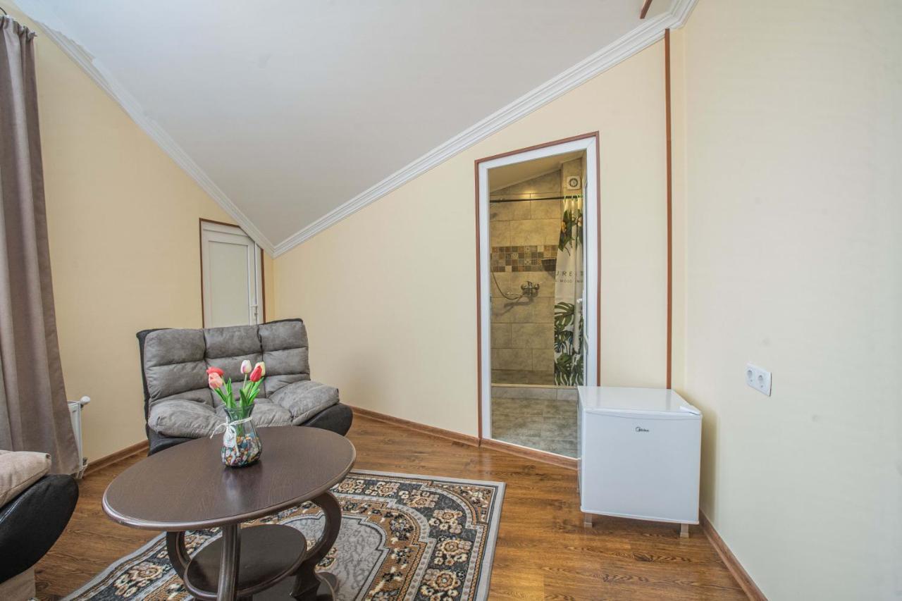 Telav Holl Hotel Telavi Bagian luar foto