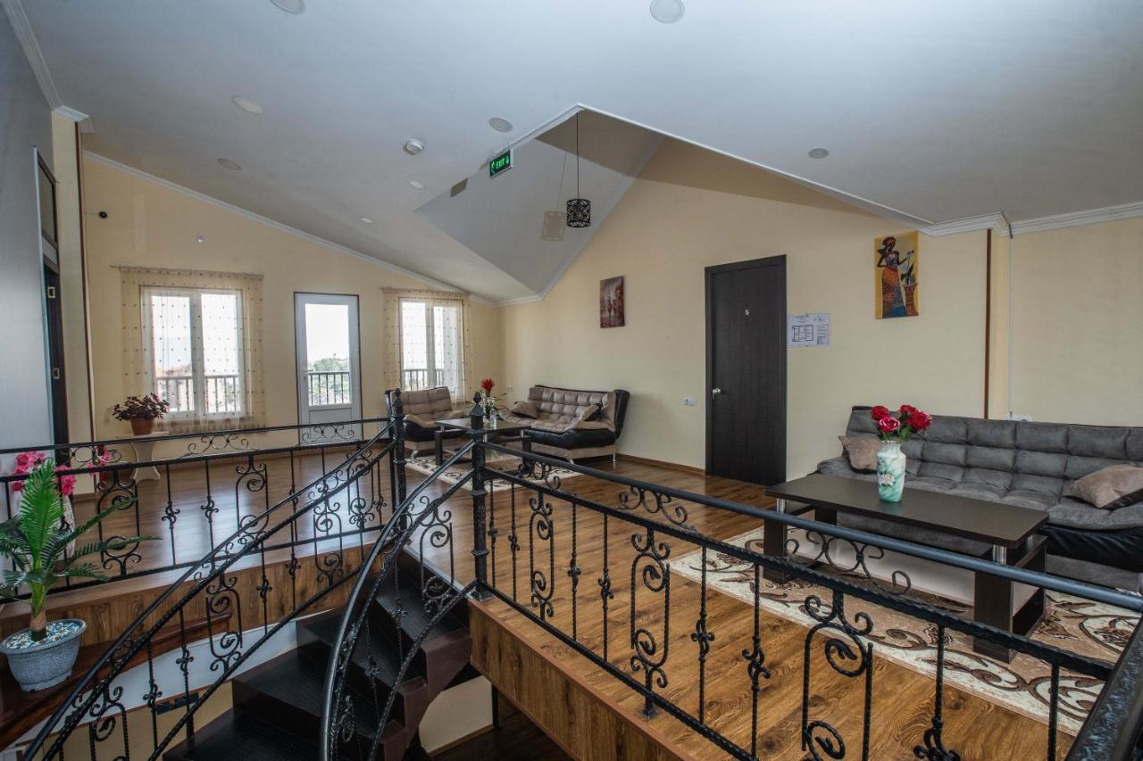 Telav Holl Hotel Telavi Bagian luar foto