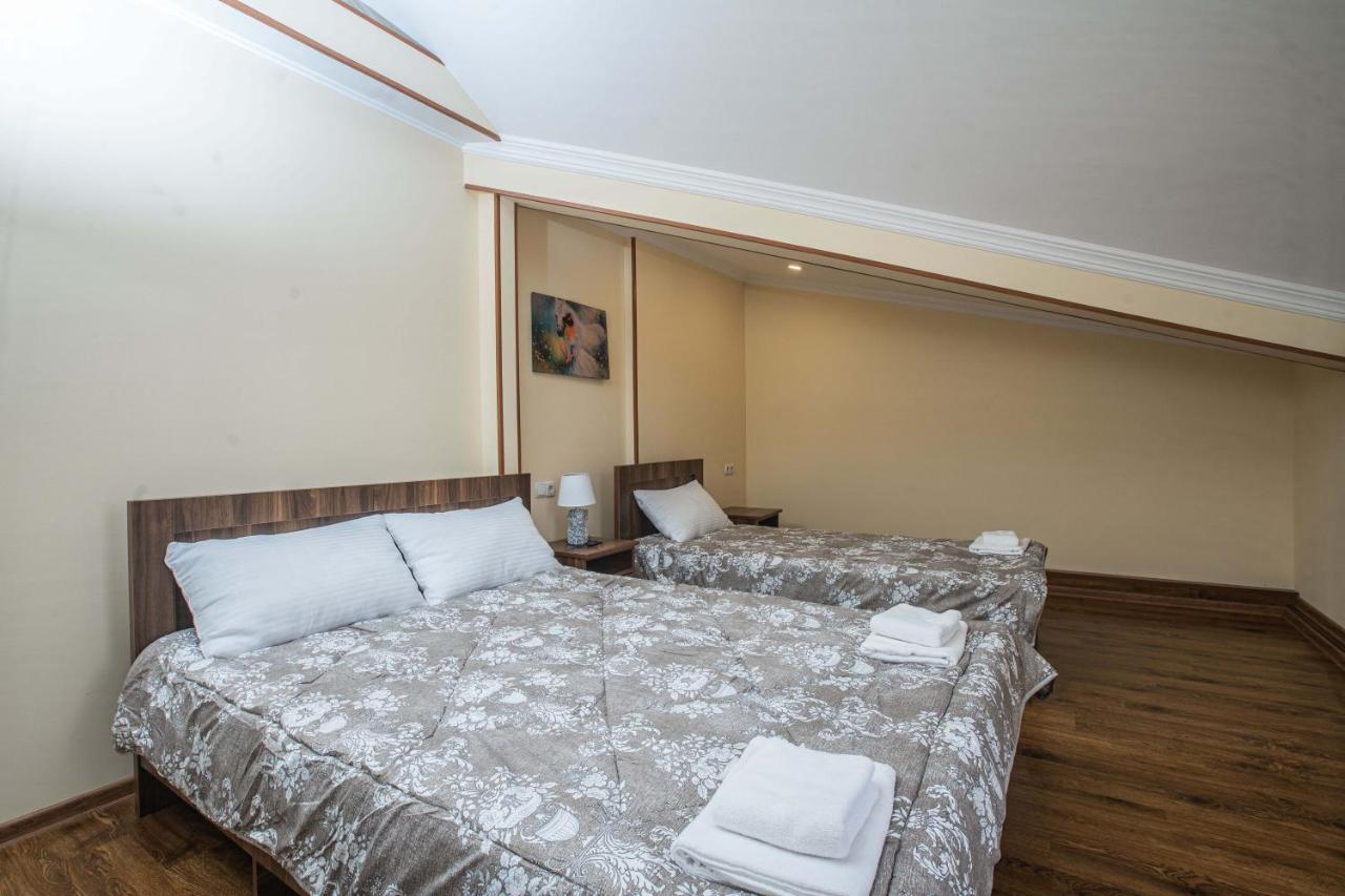 Telav Holl Hotel Telavi Bagian luar foto