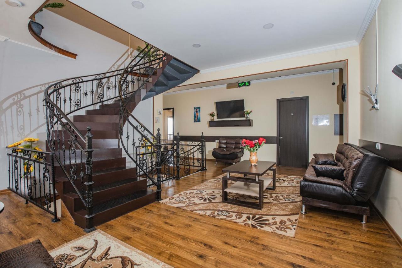 Telav Holl Hotel Telavi Bagian luar foto
