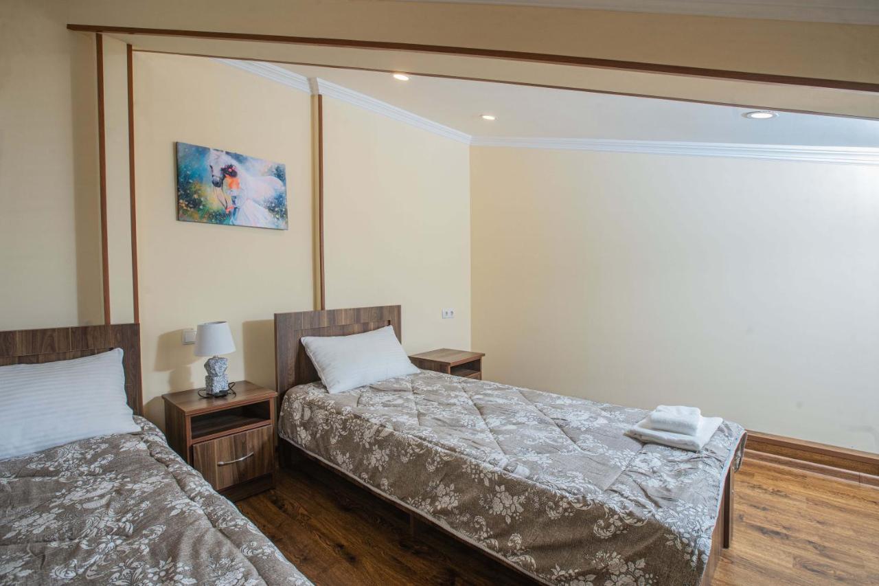 Telav Holl Hotel Telavi Bagian luar foto