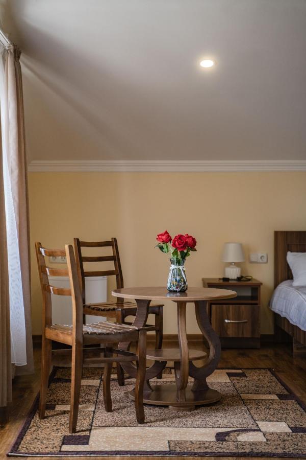 Telav Holl Hotel Telavi Bagian luar foto