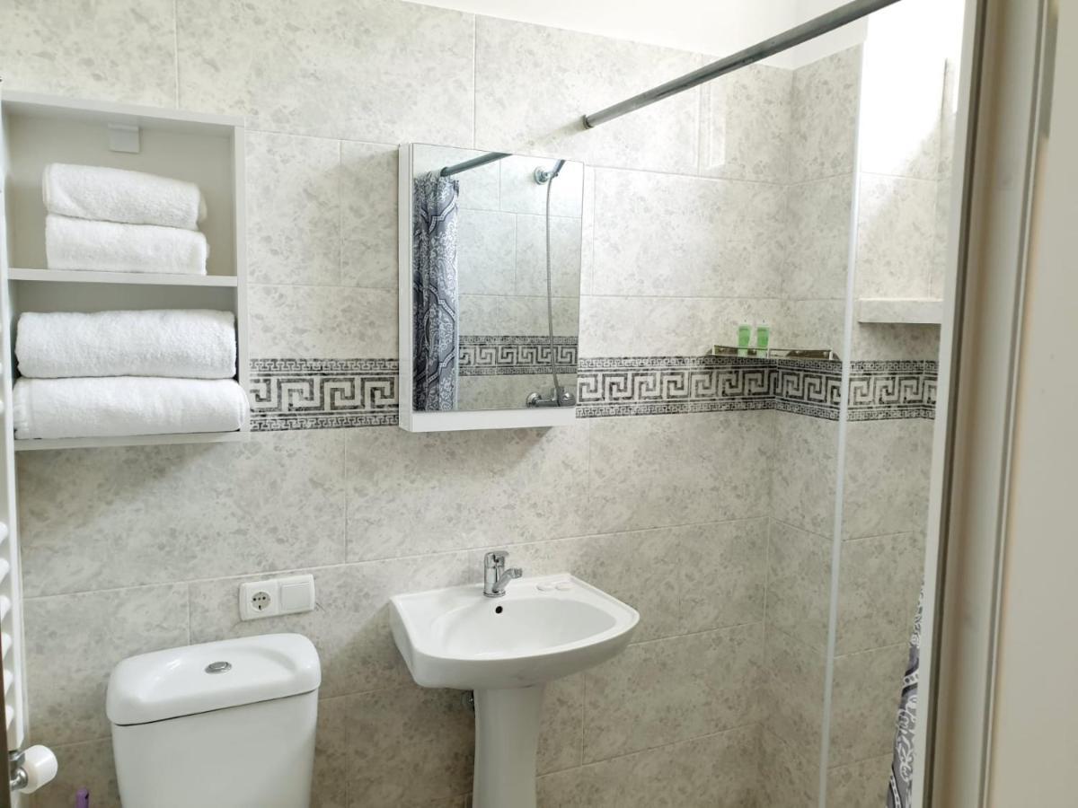 Telav Holl Hotel Telavi Bagian luar foto