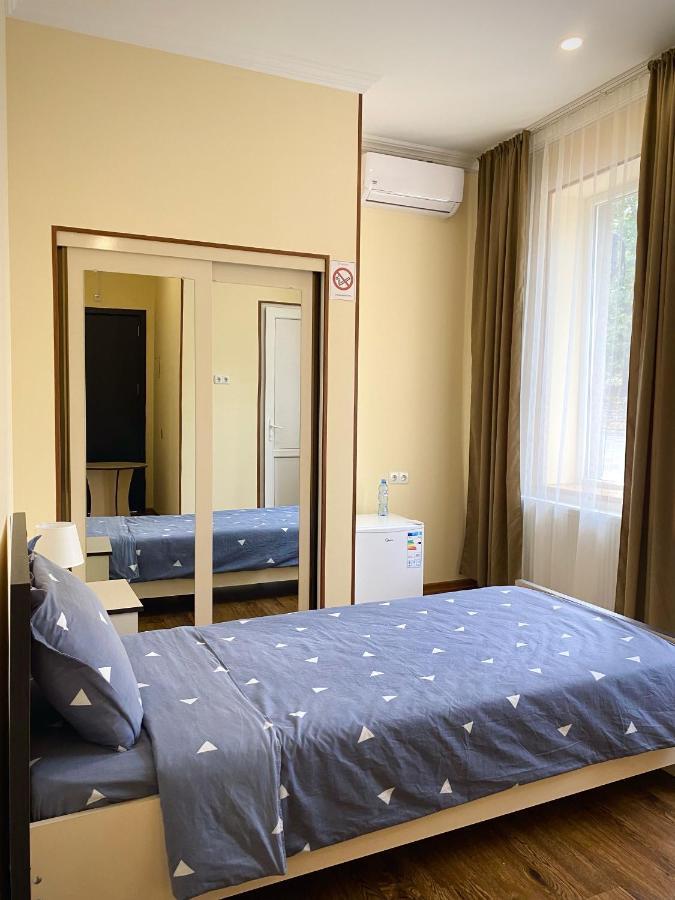 Telav Holl Hotel Telavi Bagian luar foto