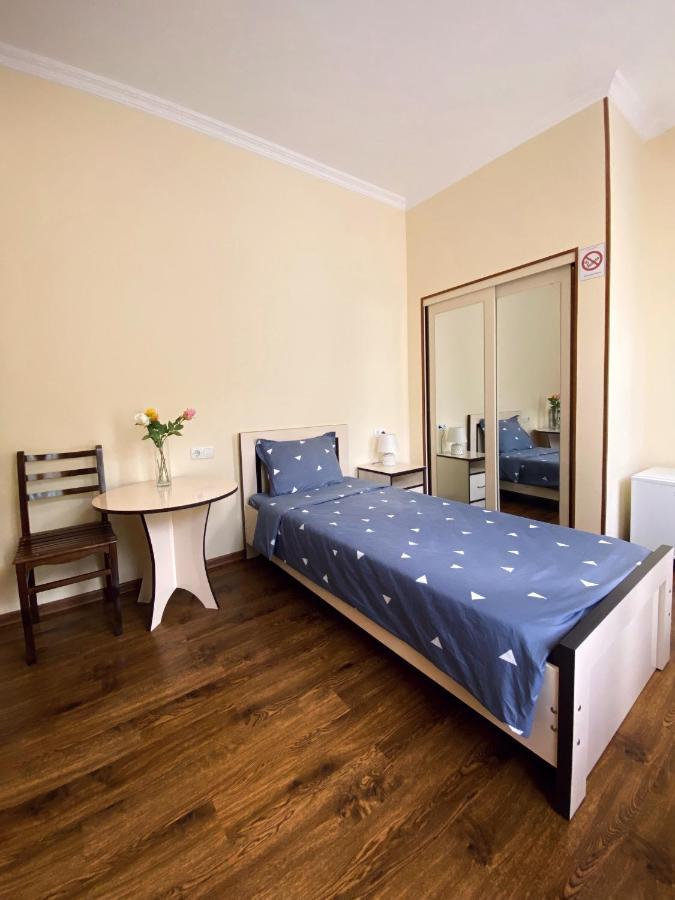 Telav Holl Hotel Telavi Bagian luar foto