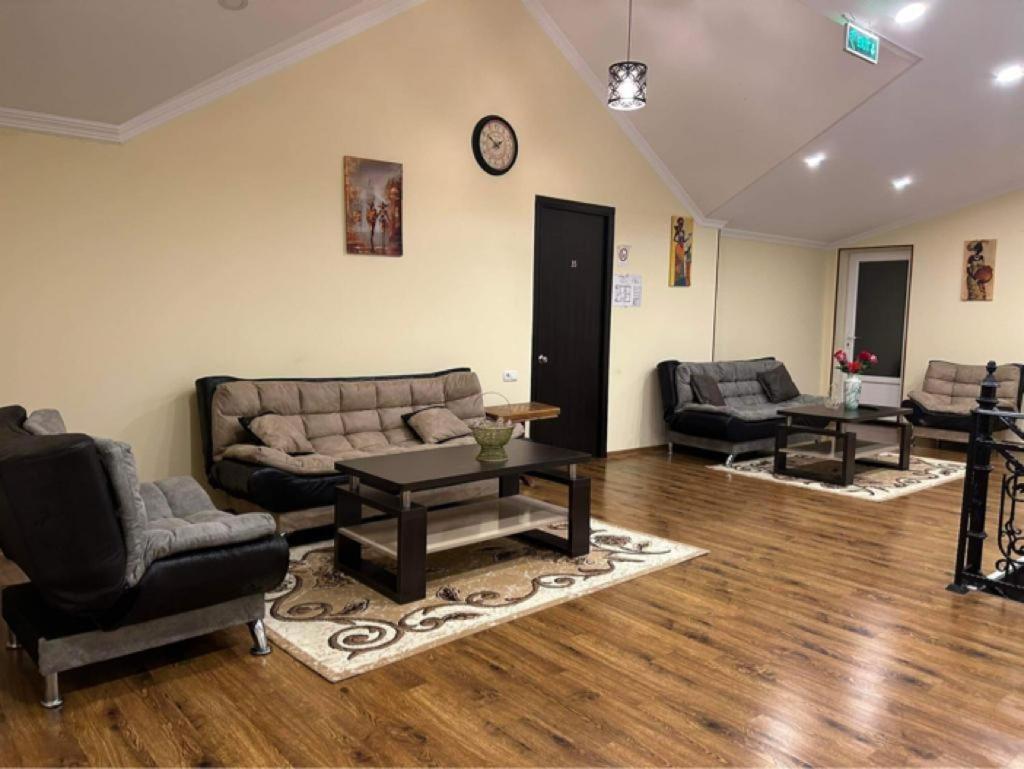 Telav Holl Hotel Telavi Bagian luar foto