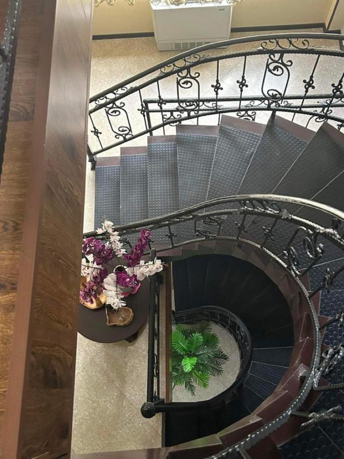 Telav Holl Hotel Telavi Bagian luar foto