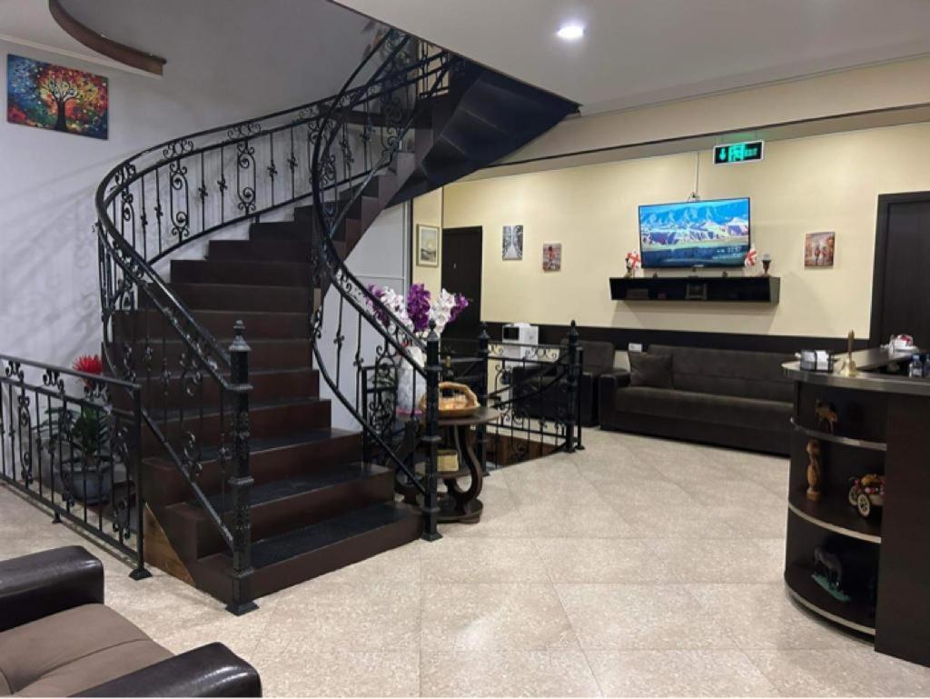 Telav Holl Hotel Telavi Bagian luar foto